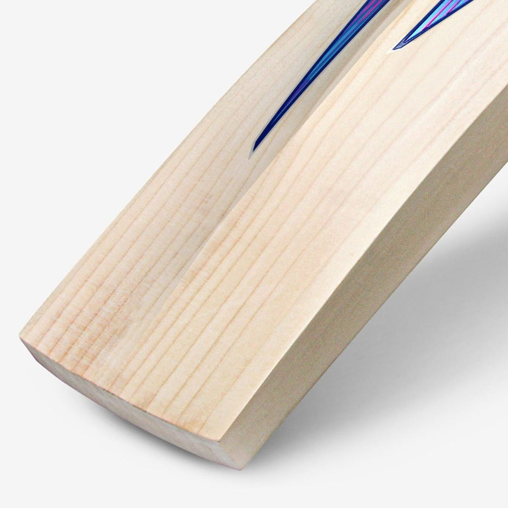 DSC BLU 330 English willow cricket bat, edge and profile detail